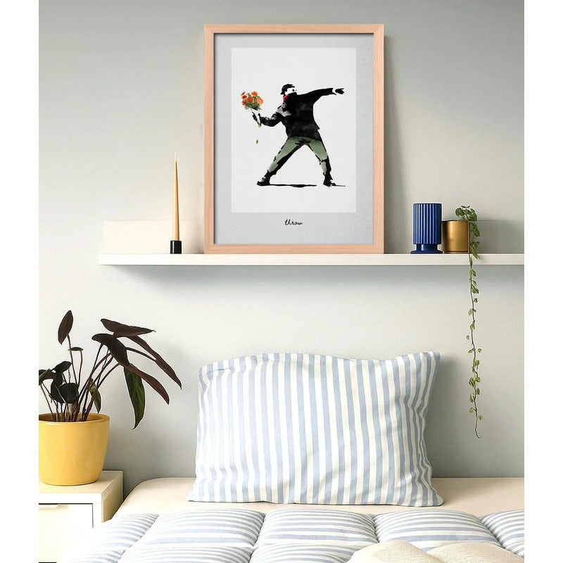 Cuadro Banksy Love Is In The Air Lanza Flores Arte Marco Oak Marco Marrón Claro