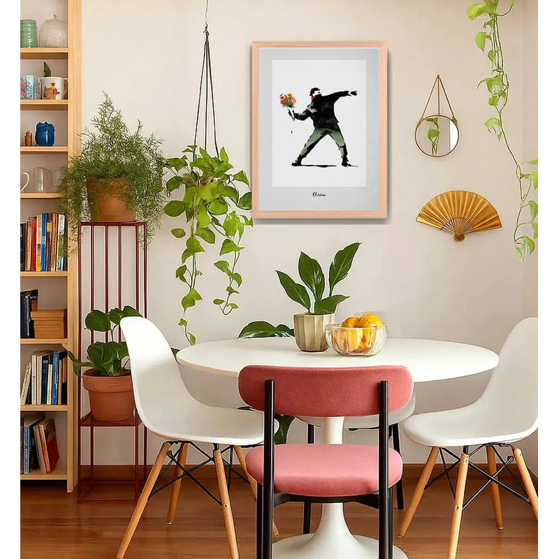 Cuadro Banksy Love Is In The Air Lanza Flores Arte Marco Oak Marco Marrón Claro