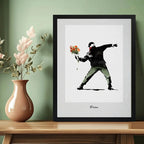 Cuadro Banksy Love Is In The Air Lanzador Flores Arte Urbano Marco Negro
