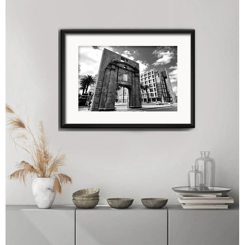 Cuadro Montevideo Foto Blanco Negro Br1 53x43cm Con Paspartú Puerta De La Ciudadela Con Marco Negro