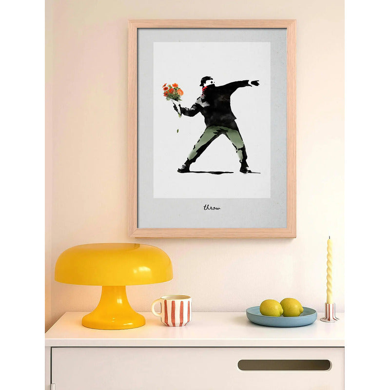Cuadro Banksy Love Is In The Air Lanza Flores Arte Marco Oak Marco Marrón Claro
